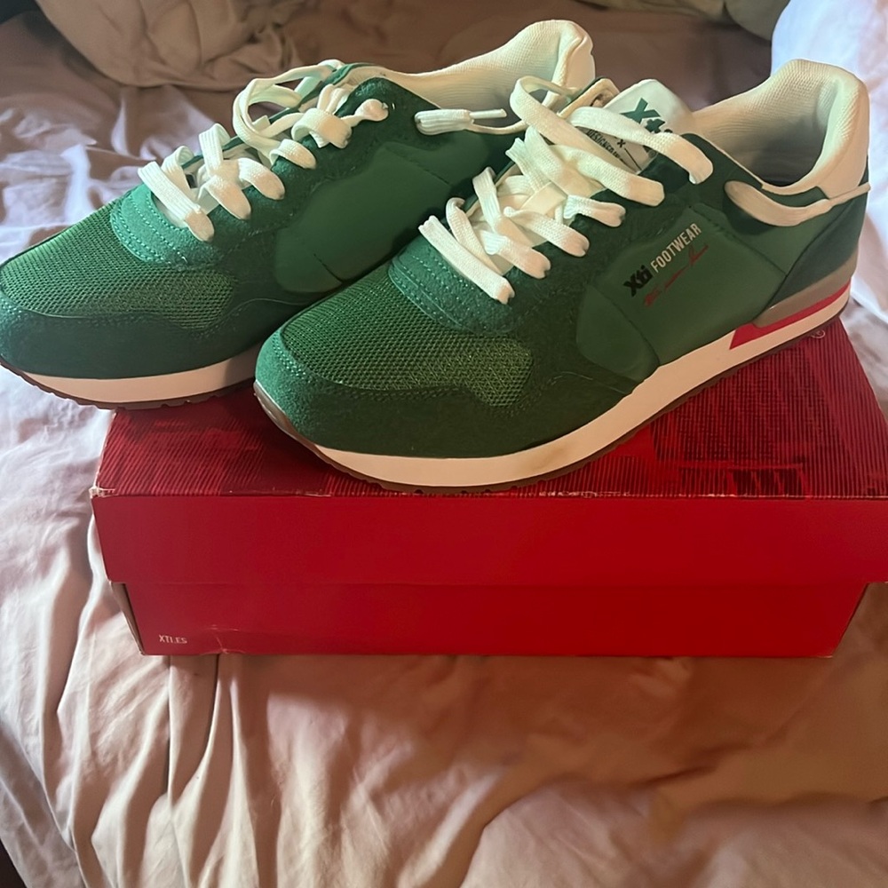Brand new xti tennis shoes